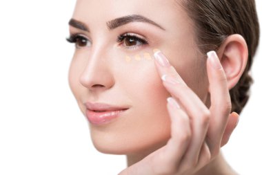 Mutlu çekici kız makyaj kullanarak zevk