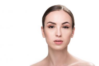 Sakin genç kadın güzelliği hakkında bakım