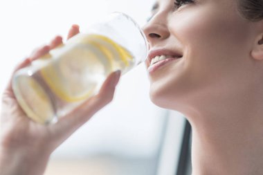 Limonata içmeye neşeli genç kız