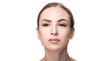 Düşünceli genç kadının makyaj yapması