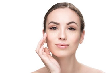 Neşeli kadının temel makyaj yapması