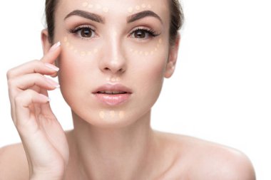 Emin kadının temel makyaj yapması