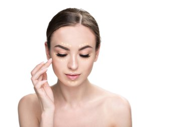 Çekici kadının temel makyaj yapması