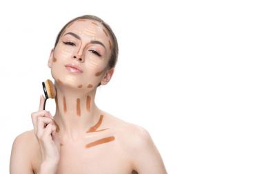 Kozmetik Püskül kullanarak şehvetli genç bayan