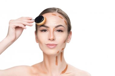 Temel makyaj yaparken özenli genç bayan