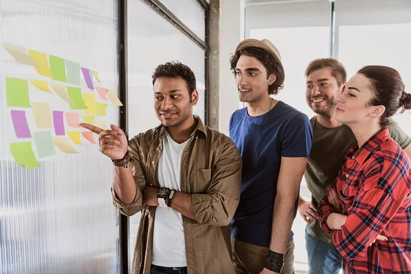 Equipe criativa em busca de ideia de negócio genial — Fotografia de Stock