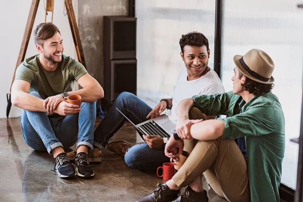 Alegre colegas masculinos hablando en la oficina — Foto de Stock