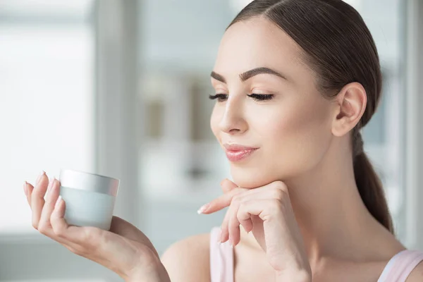 Happy beautiful woman enjoying using her make-up — Stock Photo, Image