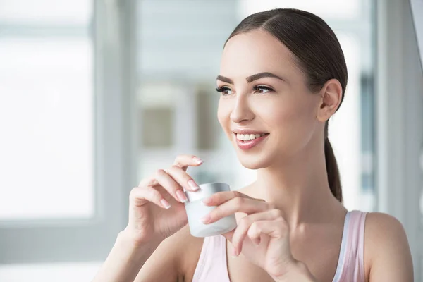 Gelukkig jeugdige dame zorgzaam over haar huid — Stockfoto