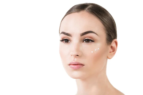 Allvarlig vacker flicka med kosmetika för ansiktsvård — Stockfoto