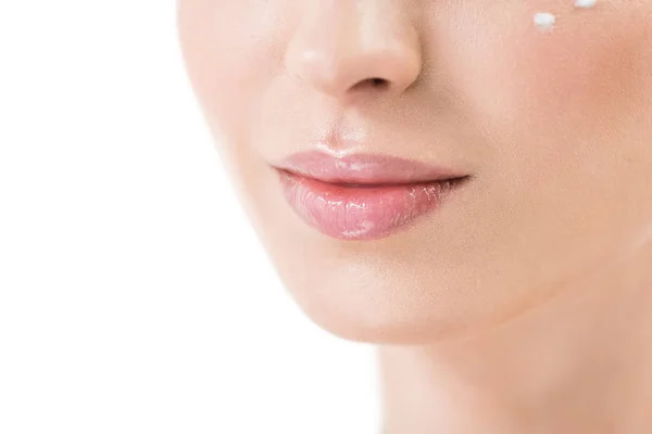 La parte inferior de la cara de la mujer joven usando cosméticos visage — Foto de Stock