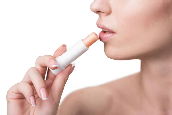 Ruhige schöne Mädchen setzen Lipgloss — Stockfoto