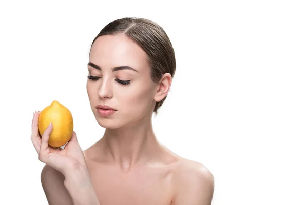 Chica atractiva pensativa con fruta que tiene una pintura facial ideal — Foto de Stock