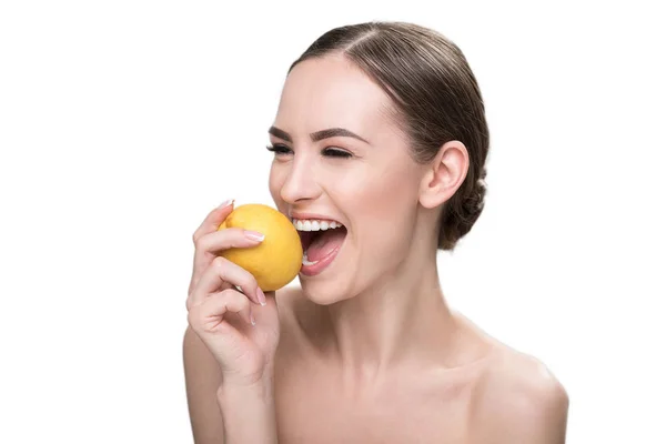 Gelukkig mooie jeugdige vrouw genieten van vers fruit en wellness — Stockfoto