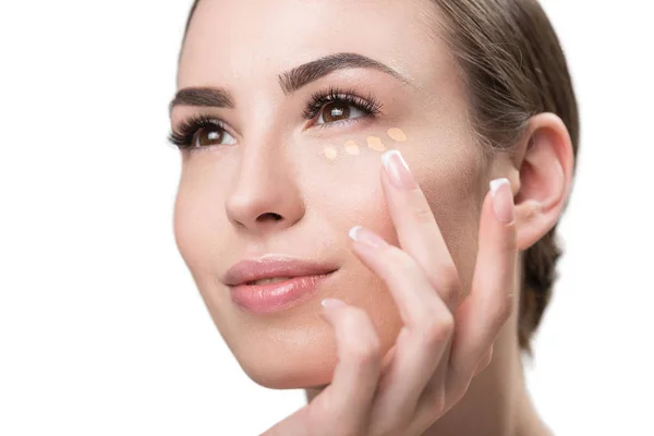 Chica atractiva alegre usando maquillaje de rostro —  Fotos de Stock