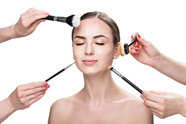 Fröhliche junge Frau genießt beim Make-up — Stockfoto