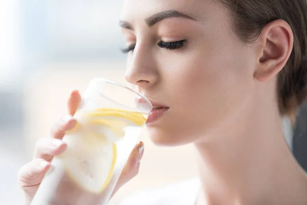 Kalm jeugdige dame zelf vernieuwen met citroen water — Stockfoto