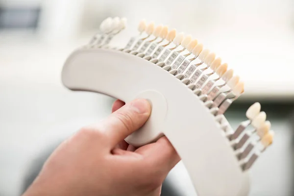 Stomaologist bras montrant dispositif de simulateur de dents — Photo
