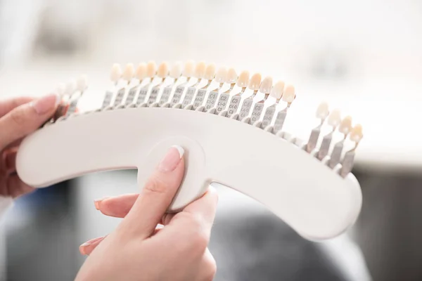 Руки одонтолога хранят типодонт в стоматологической палате — стоковое фото