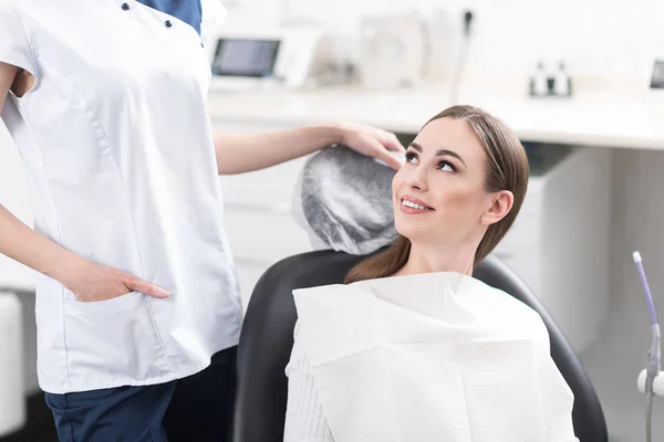 Cliente sonriente apoyado en asiento en odontología —  Fotos de Stock