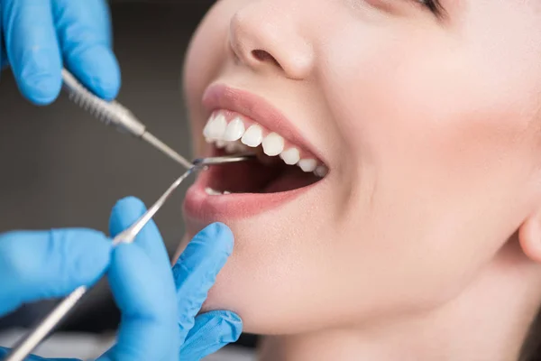 Tandläkare som tar hand om patienten munhålan — Stockfoto