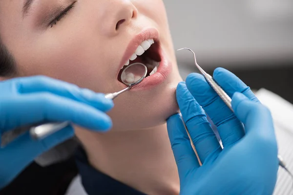 Dentista que tiene vista de los dientes del cliente —  Fotos de Stock