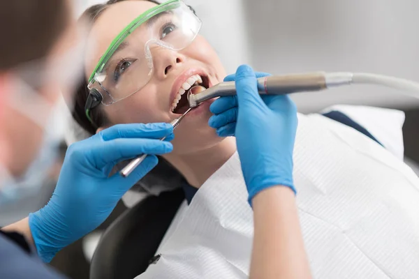Lekarz utwardzania zębów wychodzących dziewczyna — Zdjęcie stockowe
