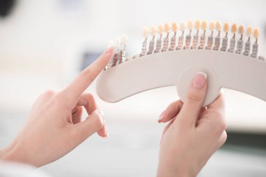 Diş hekimi kol diş örnek gösteren