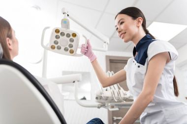 Işınlama odontologist lamba ağız keşfetmek için hazırlanıyor