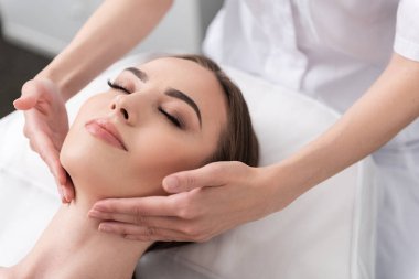 Güzel kız güzellik salonunda zaman harcamaktadır