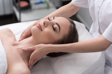 Hoş bayan spa salonda zaman harcamaktadır