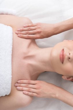 Güzel kız kozmetik kabine dinleniyor