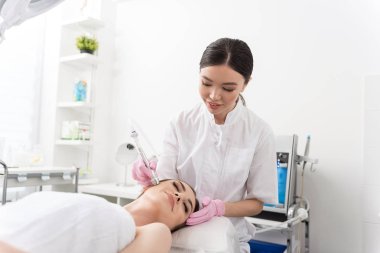 Pozitif güzellik uzmanı, Güzellik Salonu gülümseme ile çalışma