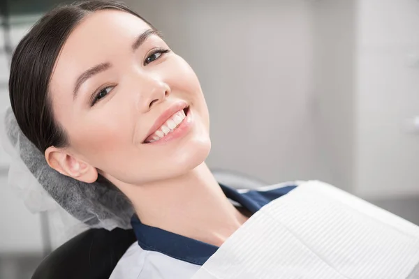 Wychodzących pacjenta uśmiechający się w gabinecie stomatologicznym — Zdjęcie stockowe