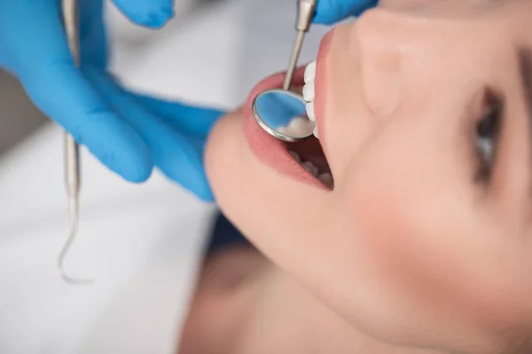 Dentista identificando caries en los dientes del paciente —  Fotos de Stock