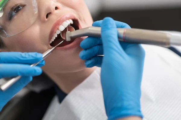 El dentista que cura la cavidad oral de la mujer alegre — Foto de Stock