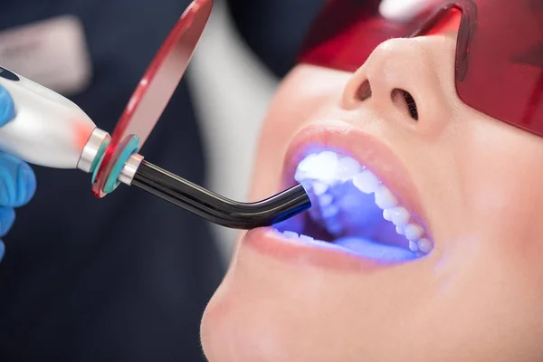 Doctor viendo en la cavidad oral del cliente — Foto de Stock