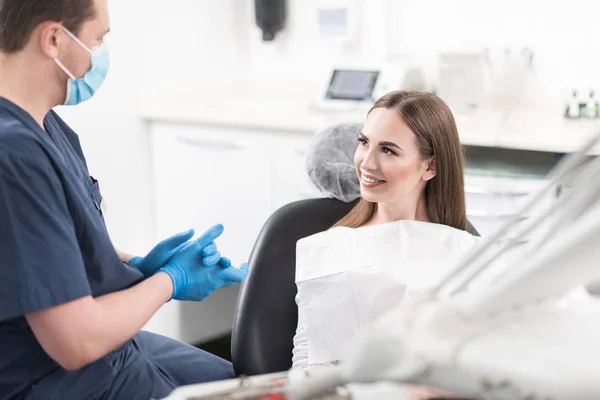 Chica alegre contando con dentista — Foto de Stock
