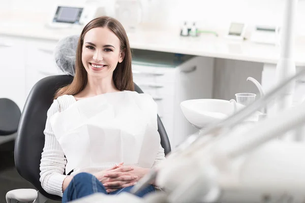 Čeká mladá žena sedící u zubaře pokoj — Stock fotografie
