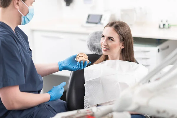 Dentysta Wyświetlono typodontach wesoły pacjenta — Zdjęcie stockowe