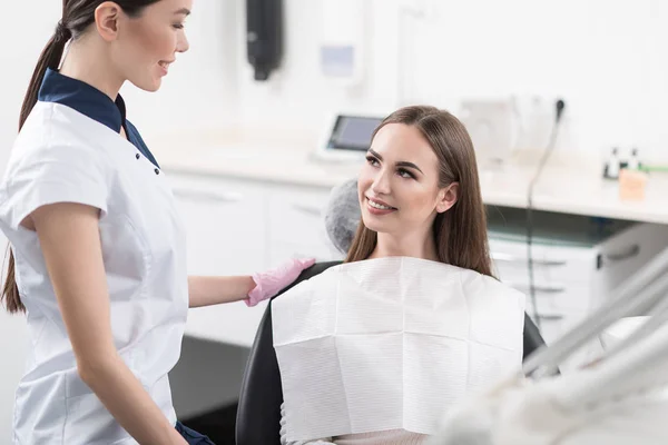 Εξερχόμενα κορίτσι μιλώντας με odontologist — Φωτογραφία Αρχείου