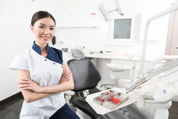 Utgående tandläkare att lokalisera i dental rum — Stockfoto