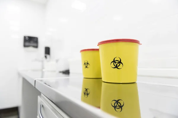 Gele containers vinden op Bureau — Stockfoto