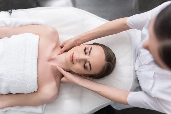 Encantadora chica agradable es pasar tiempo en salón de belleza — Foto de Stock