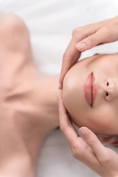 Senhora agradável está desfrutando de tratamento de spa no salão de beleza — Fotografia de Stock