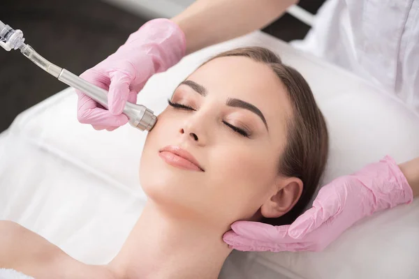 Mujer joven agradable está descansando en el spa — Foto de Stock