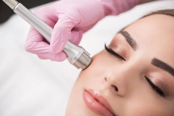 Charmante dame is het krijgen van cosmetische behandeling in spa — Stockfoto