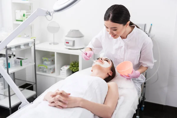 Esteticista positiva está trabajando con el cliente — Foto de Stock