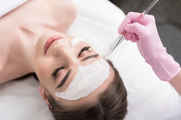 Terapia de spa para mujer joven y agradable — Foto de Stock