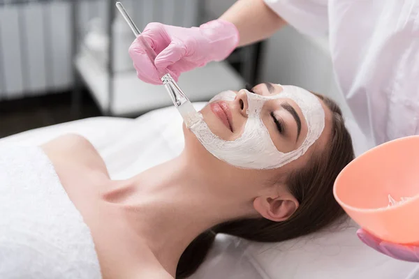 Kosmetička je zaměstnávat anti-aging látka pro obličej — Stock fotografie